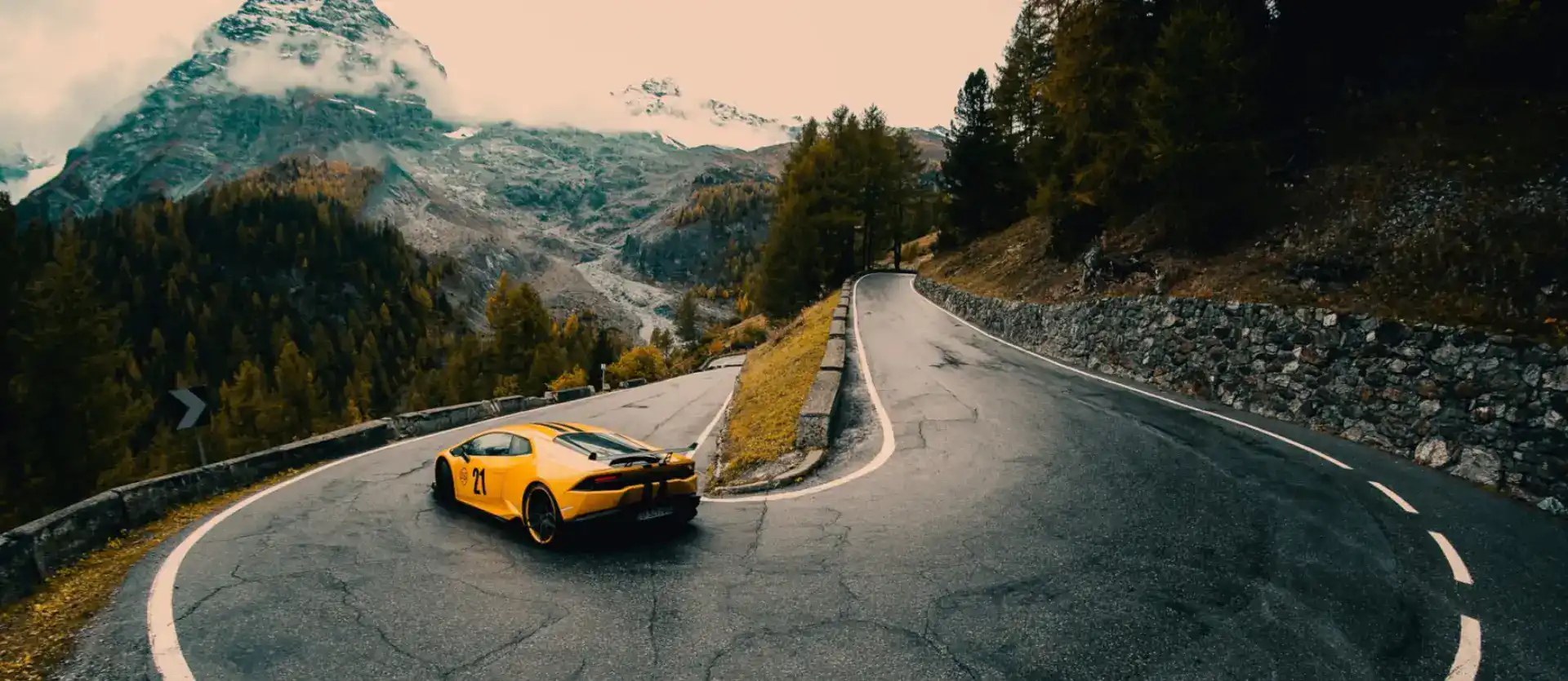 Supersportwagen in den Alpen